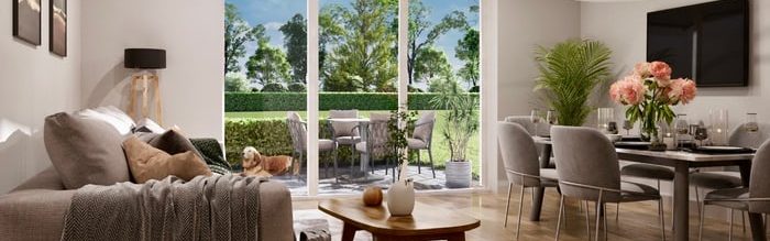 Helle, moderne Wohnküche mit Blick auf einen Garten und floraler Dekoration.