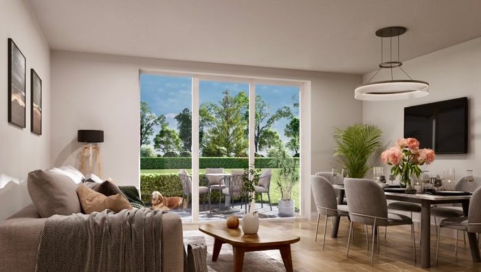 Helles Wohnzimmer mit Sofas, Esstisch, Pflanzen und Blick auf eine grüne Terrasse.