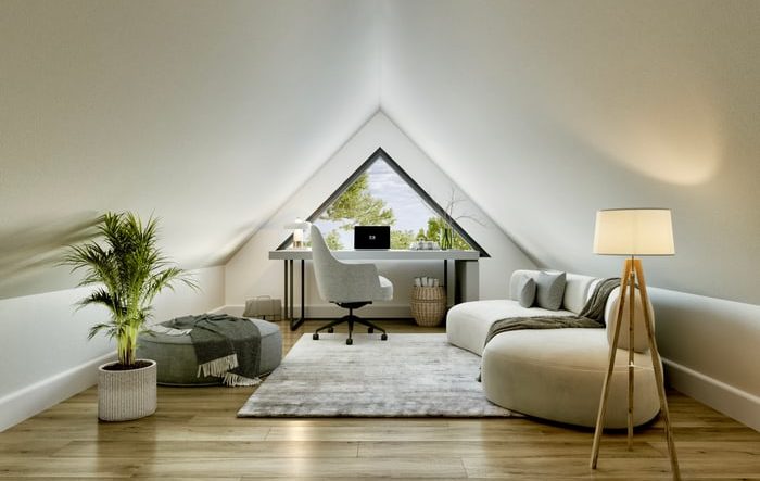 Helles, modernes Home-Office mit eleganter Einrichtung unter einem Dachfenster.