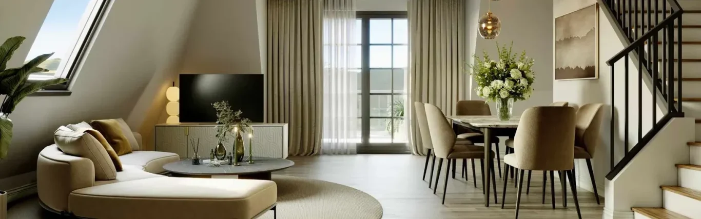 Modern Wohnzimmer mit Sofa, Esstisch und großen Fenstern, die viel Licht hereinlassen.