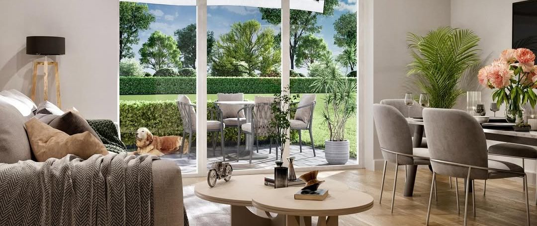 Helles Wohnzimmer mit Blick auf die Terrasse und den Garten, gemütliche Möbel, Pflanzen.