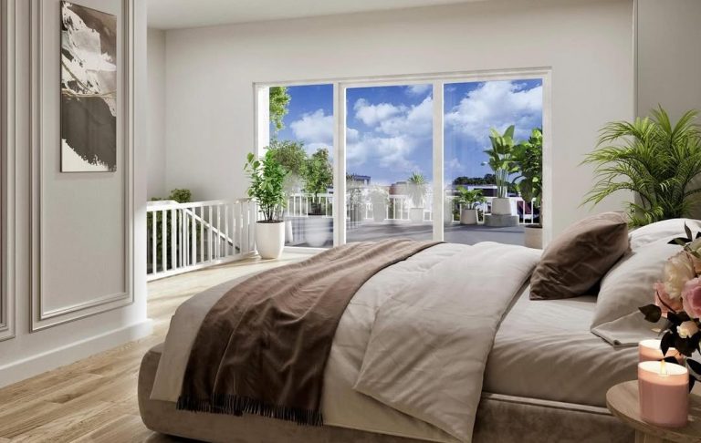 Helles Schlafzimmer mit Balkon und Blick auf den Himmel, Pflanzen und neutraler Einrichtung.