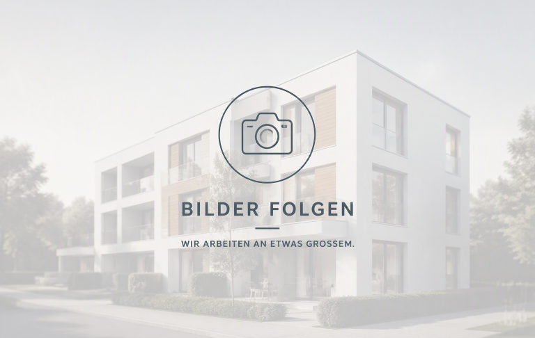 Moderne Wohnanlage mit weißen Fassaden und begrünten Terrassen unter einem blauen Himmel.