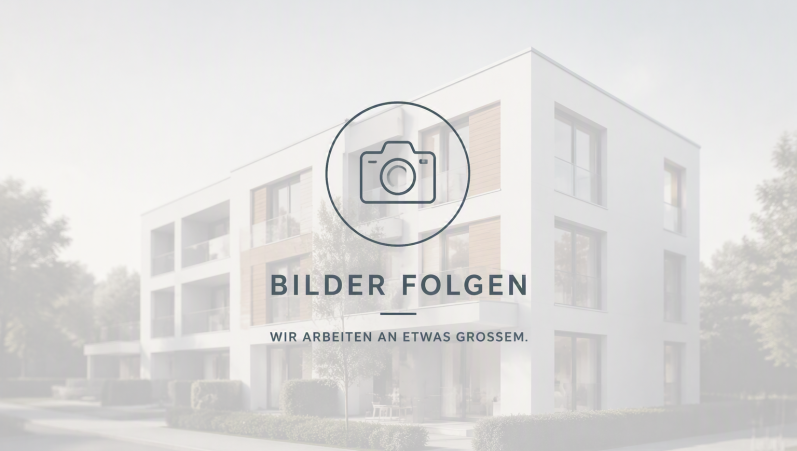 Helles Wohn- und Esszimmer mit Blick auf einen Garten und moderne Möbel.