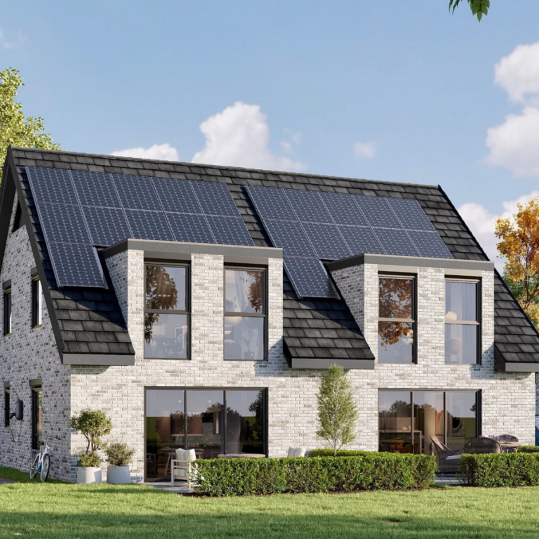 Haus mit zwei Etagen und Solarpanels auf dem Dach, umgeben von Bäumen und Garten.